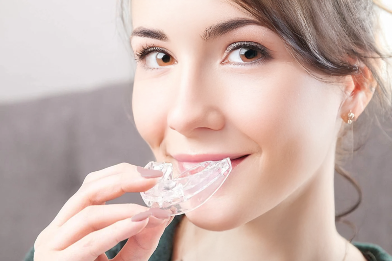 Dr. Breathe Well - snurkbeugel MRA vrouw in de hand