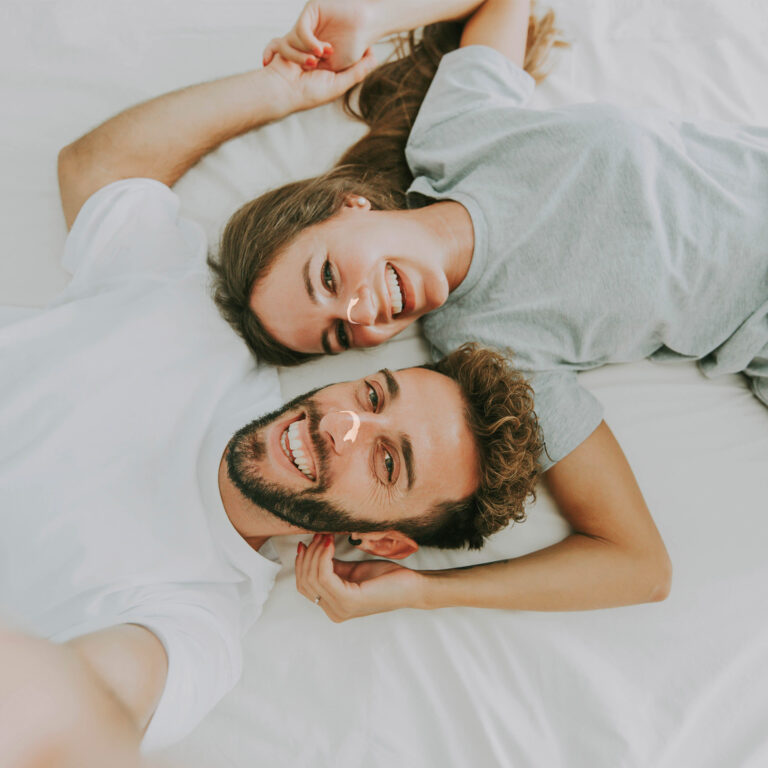 neusstrips neuspleisters slapen slaapkwaliteit verbeteren koppel in bed vrolijk