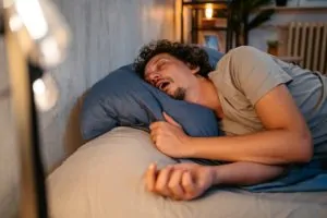 slapende man met de mond open en heeft last van snurken door alcohol